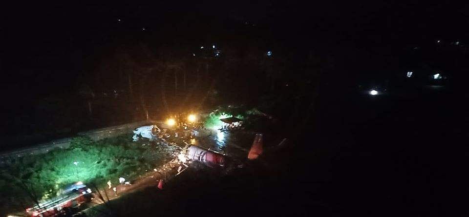 കരിപ്പൂരില്‍ വിമാനം 35 അടി താഴ്ചയിലേക്ക് മറിഞ്ഞു; മുന്‍ഭാഗം രണ്ടായി പിളര്‍ന്നു; പൈലറ്റും രണ്ട് യാത്രക്കാരും മരിച്ചു; നിരവധി പേര്‍ക്ക് ഗുരുതര പരിക്ക്