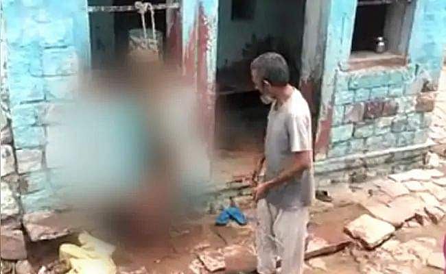 പത്തുവയസുകാരനെ തലകീഴായി കെട്ടിത്തൂക്കി; നാട്ടുകാർ നോക്കി നിൽക്കെ ക്രൂരമായി മർദ്ദിച്ച് പിതാവ് (വീഡിയോ)