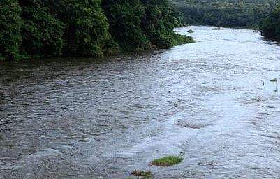വെള്ളപ്പൊക്കം കാണാനെത്തി; പത്തനംതിട്ടയിൽ 60കാരനെ ഒഴുക്കിൽപ്പെട്ട് കാണാതായി