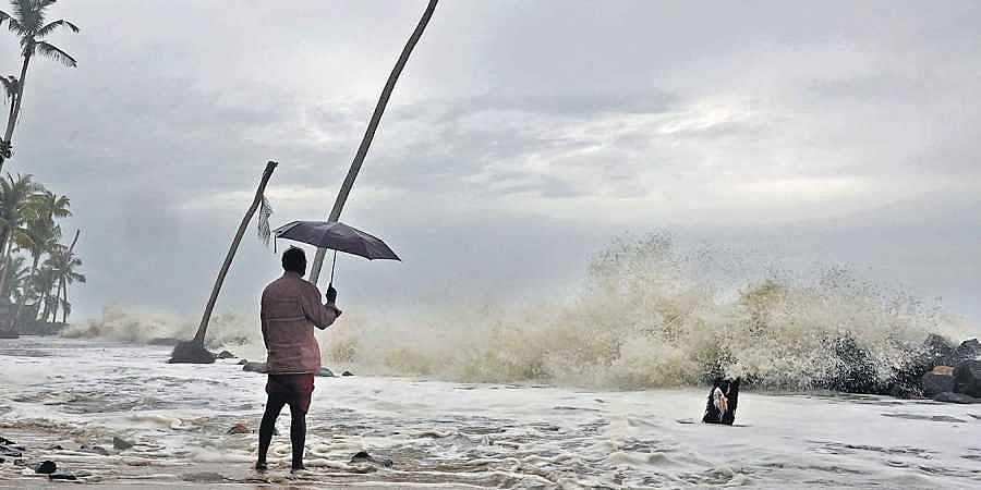 കടലാക്രമണം രൂക്ഷം; ചെല്ലാനത്ത് വീടുകളില് വെള്ളം കയറി, ആലപ്പുഴയിലും തിരുവനന്തപുരത്തും നാശനഷ്ടം