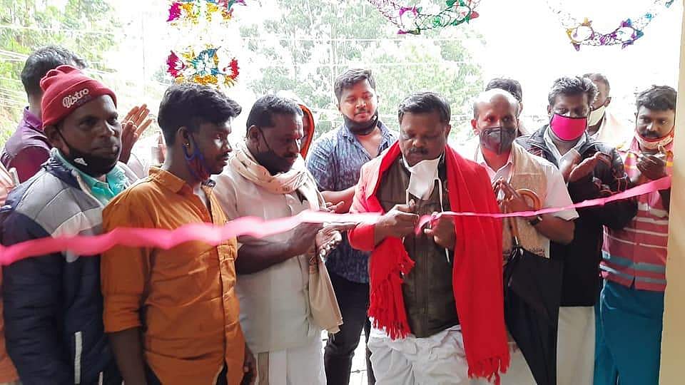 ജാതിവിവേചനത്തിന് വിരാമം; വട്ടവടയില് പൊതുബാര്ഷോപ്പ് എംഎല്എ ഉദ്ഘാടനം ചെയ്തു