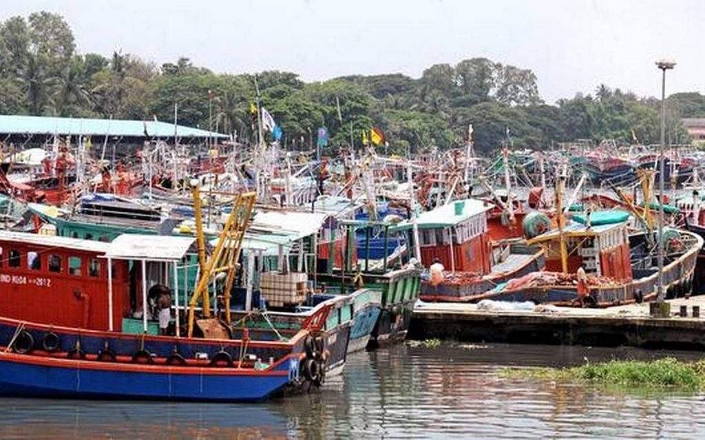 കൊല്ലം അഴീക്കല്‍ ഹാര്‍ബര്‍ അടച്ചു