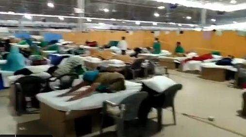 'ഞങ്ങള്‍ ആരോഗ്യം വീണ്ടെടുക്കും', ആശുപത്രിയില്‍ യോഗ ചെയ്ത് നൂറ് കണക്കിന് കോവിഡ് ബാധിതര്‍ (വീഡിയോ)