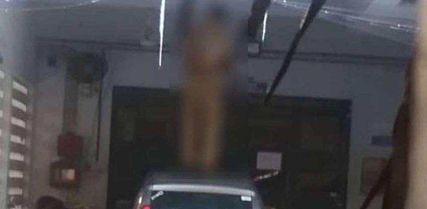 കാറിനു മുകളിൽ മേല്‍ക്കൂരയില്‍ തൂങ്ങിയ നിലയില്‍; കസ്റ്റംസ് ഹൗസ് സുരക്ഷാ ജീവനക്കാരന്‍ ഓഫീസിൽ മരിച്ച നിലയില്‍, ദുരൂഹത