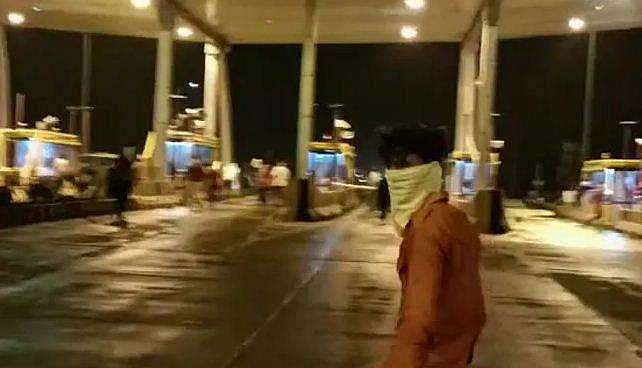 മുഖംമൂടി ധരിച്ച് അക്രമി സംഘം, ടോള്‍ പ്ലാസ തല്ലിത്തകര്‍ത്തു; കൊള്ളസംഘമല്ലെന്ന് പൊലീസ് ( വീഡിയോ)