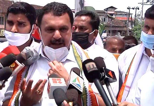 കൊല്ലപ്പട്ടവരുടെ കൈയ്യിലുണ്ടായിരുന്ന വാൾ ഉത്രാട കൊല വെട്ടാൻ കരുതിയതാണോ ? : കെ മുരളീധരൻ