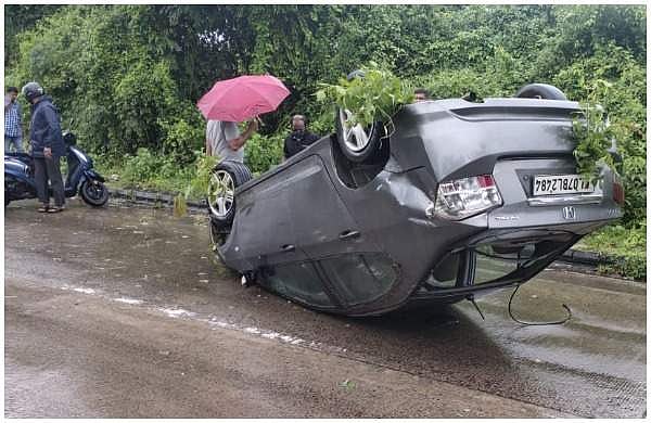 മാധ്യമപ്രവര്‍ത്തകന്‍ നികേഷ് കുമാറിന്റെ വാഹനം അപകടത്തില്‍പ്പെട്ടു