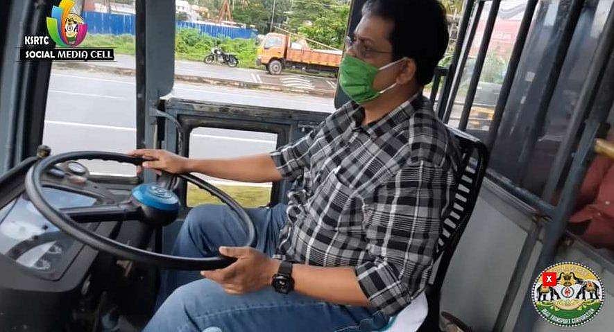 ചെക്ക് ഷര്‍ട്ടുമിട്ട് പുതിയ ഡ്രൈവറെത്തി, അമ്പരന്ന് ജീവനക്കാരും യാത്രക്കാരും ; ആനവണ്ടിയുടെ വളയം പിടിച്ച് പുതിയ എം ഡി ( വീഡിയോ)