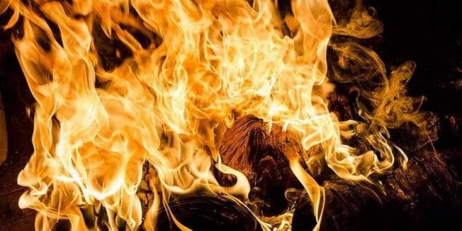 മൊബൈലില്‍ സിനിമ കണ്ടതിന് അച്ഛന്‍ ശാസിച്ചു; പതിമൂന്നുകാരി തീകൊളുത്തി ആത്മഹത്യ ചെയ്തു