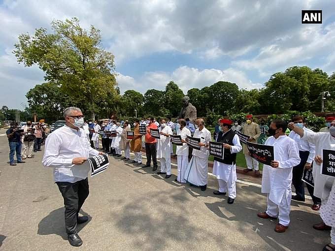 'കര്ഷകരെ രക്ഷിക്കൂ.. ജനാധിപത്യം രക്ഷിക്കൂ.'. ; പാര്ലമെന്റ് വളപ്പില് പ്രതിഷേധ മാര്ച്ച് ; കാര്ഷിക ബില്ലിനെതിരെ പ്രതിപക്ഷം ഇന്ന് രാഷ്ട്രപതിയെ കാണും