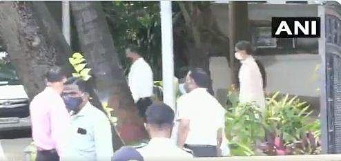 അഞ്ച് മണിക്കൂര്‍ ചോദ്യം ചെയ്യല്‍; ദീപിക പദുക്കോണിനെ വിട്ടയച്ചു (വീഡിയോ)