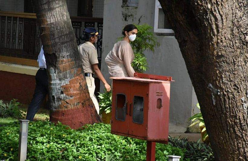 മയക്കുമരുന്ന് കേസ് മുന്‍നിര താരങ്ങളിലേക്ക് ;  ദീപിക പദുക്കോണ്‍ എന്‍സിബിക്ക് മുന്നില്‍ ( വീഡിയോ)