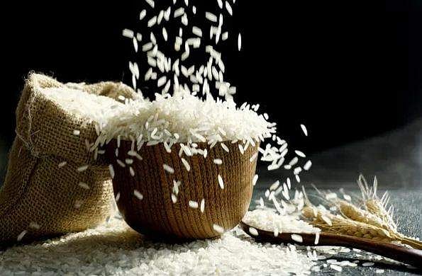 'റൈസ് എടിഎം' ;  ആവശ്യമുള്ളവര്‍ക്കെല്ലാം അരി; മാതൃകയായി യുവാവ്