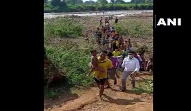 കുത്തിയൊഴുകുന്ന പുഴയില്‍ പാറകള്‍ക്കിടയില്‍ കാല്‍ കുടുങ്ങി, മൂന്ന് മണിക്കൂര്‍ നീണ്ട പരിശ്രമം; അഞ്ചു വയസുകാരന് സാഹസിക രക്ഷപ്പെടല്‍ (വീഡിയോ)
