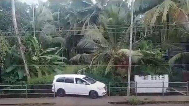 സോഷ്യല്‍ മീഡിയയെ അത്ഭുതപ്പെടുത്തിയ ഇന്നോവ പാര്‍ക്ക് ചെയ്തത് ഇങ്ങനെ; ആ 'മാരക ഡ്രൈവറെ' പരിചയപ്പെടാം (വീഡിയോ)