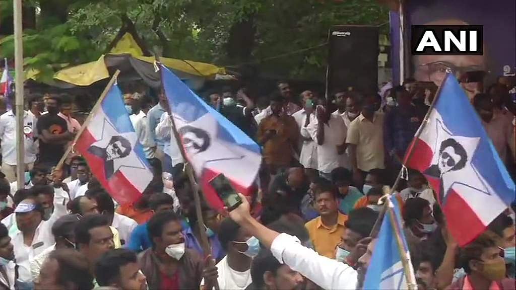രജനികാന്ത് രാഷ്ട്രീയത്തിലേക്ക് വരണം; സമരവുമായി ആരാധകര്‍ തെരുവില്‍