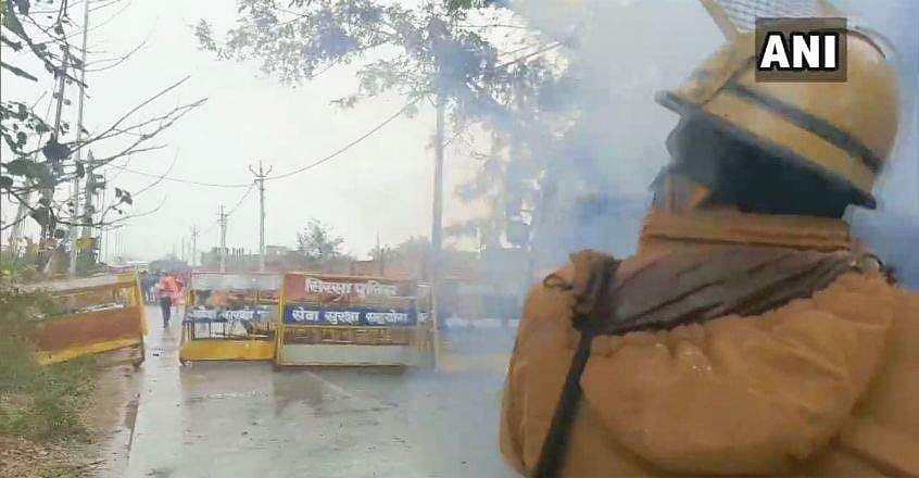 മുഖ്യമന്ത്രിയുടെ പരിപാടിയിലേക്ക് ഇരച്ചുകയറി; ഹെലിപാഡും പ്രസംഗവേദിയും കയ്യടക്കി; കര്‍ഷകര്‍ക്ക് നേരെ ലാത്തിച്ചാര്‍ജ്; സംഘര്‍ഷം 