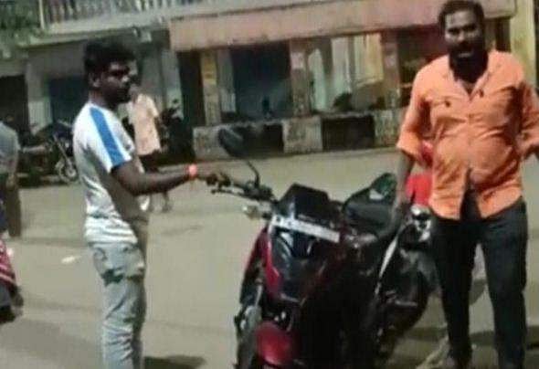ഹോട്ടലിൽ നിന്നും ചിക്കൻ ഫ്രൈഡ് റൈസ് കഴിച്ചു, പണം ചോദിച്ചപ്പോൾ അമിത് ഷായെ വിളിക്കുമെന്ന് ഭീഷണി; ഇറങ്ങി ഓടിയ ബിജെപി പ്രവർത്തകർ പിടിയില്‍ ( വീഡിയോ)
