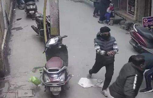 'കുട്ടികള്‍ സ്‌കേറ്റിങ് നടത്തുന്നു'; പട്ടാപ്പകല്‍ 50കാരനെ രണ്ടംഗ സംഘം വെടിവെച്ചു കൊന്നു, ദൃശ്യങ്ങള്‍ പുറത്ത്‌