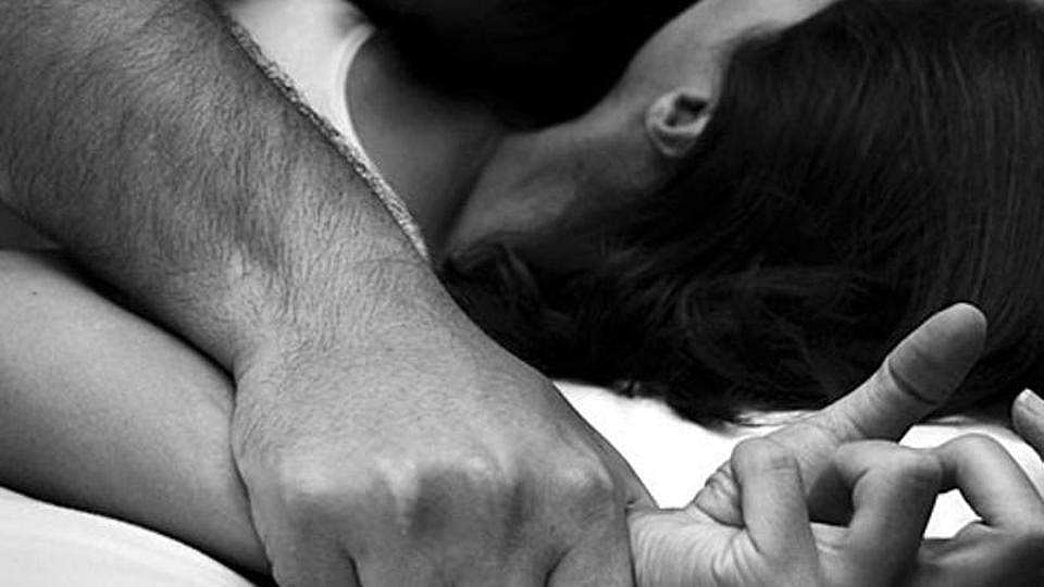 'കെണിയില്‍ വീഴ്ത്തി, പണം നല്‍കി'; 13കാരിയെ അയല്‍വാസി ബലാത്സംഗം ചെയ്തു; നാട്ടുകാര്‍ കൈയോടെ പിടികൂടി
