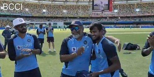 വിളിച്ചത് 'നെറ്റ് ബൗളറായി'- ഒരു പര്യടനത്തില്‍ തന്നെ മൂന്ന് ഫോര്‍മാറ്റിലും ഇന്ത്യക്കായി അരങ്ങേറ്റം കുറിക്കുന്ന ആദ്യ താരമായി നടരാജന്‍; അപൂര്‍വ നേട്ടം