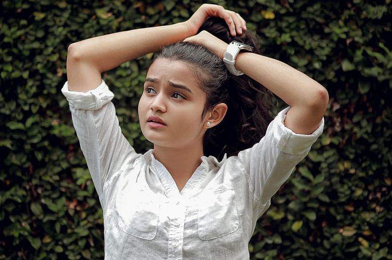 'ഇങ്ങനെ സഹായം ചോദിച്ച് പോസ്റ്റിടാൻ നല്ല തൊലിക്കട്ടി വേണം'; ആക്ഷേപിച്ച് കമന്റ് ചെയ്തയാൾക്ക് മീനാക്ഷിയുടെ മറുപടി