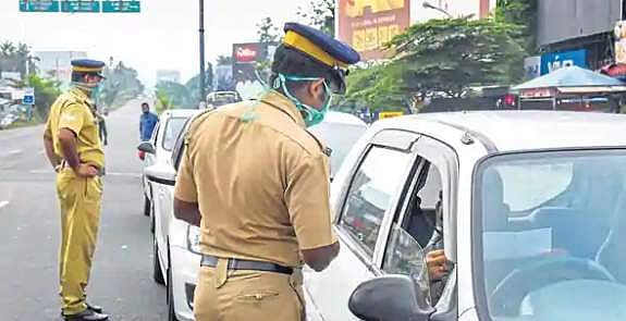 ഒരാള്‍ക്ക് 3500 രൂപ വീതം ; ക്ഷേത്രദര്‍ശനത്തിന് പോയ അഞ്ചംഗ കുടുംബത്തിന് 17500 രൂപ പിഴ ചുമത്തി പൊലീസ്