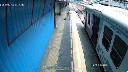 ഊരിപ്പോയ ചെരിപ്പ് ഇട്ട് തിരിയുമ്പോള്‍ തൊട്ടുമുന്നില്‍ ചീറിപ്പാഞ്ഞ് ട്രെയിന്‍, അത്ഭുതകരമായ രക്ഷപ്പെടല്‍ ( വീഡിയോ)