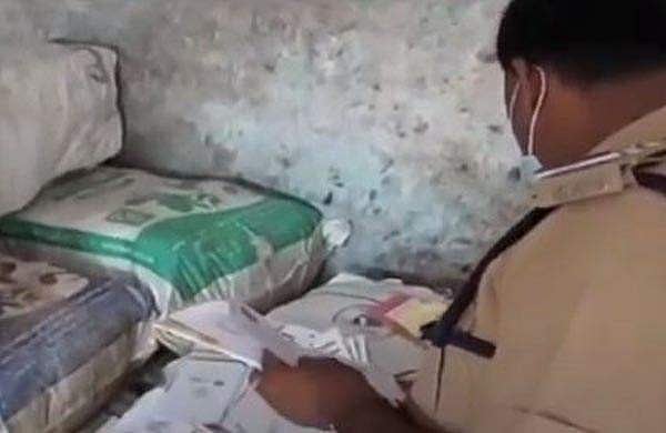 ആക്രിക്കടയില്‍ പഴയ പത്രക്കടലാസുകള്‍ക്കിടയില്‍ ആധാര്‍ കെട്ട്, കണ്ടെത്തിയത് മുന്നൂറോളം ആധാര്‍ കാര്‍ഡുകള്‍