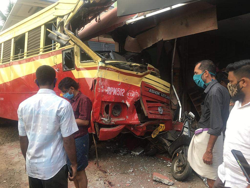 ഡ്രൈവര്‍ കുഴഞ്ഞു വീണു, കണ്ടുനിന്ന നഴ്‌സ് വിളിച്ചുപറയും മുമ്പേ അപകടം; രണ്ടു ജീവന്‍ പൊലിഞ്ഞത് കണ്ണടച്ചു തുറക്കും മുമ്പ്