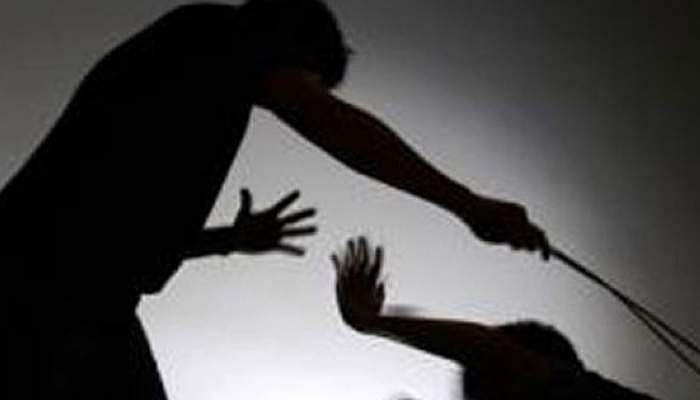 കൂലി ചോദിച്ചപ്പോൾ മർദ്ദനം, ഉടുവസ്ത്രങ്ങൾ വലിച്ചു കീറി റോഡിൽ നഗ്നനാക്കി; ഭിന്നശേഷിക്കാരനായ യുവാവ് ആശുപത്രിയിൽ