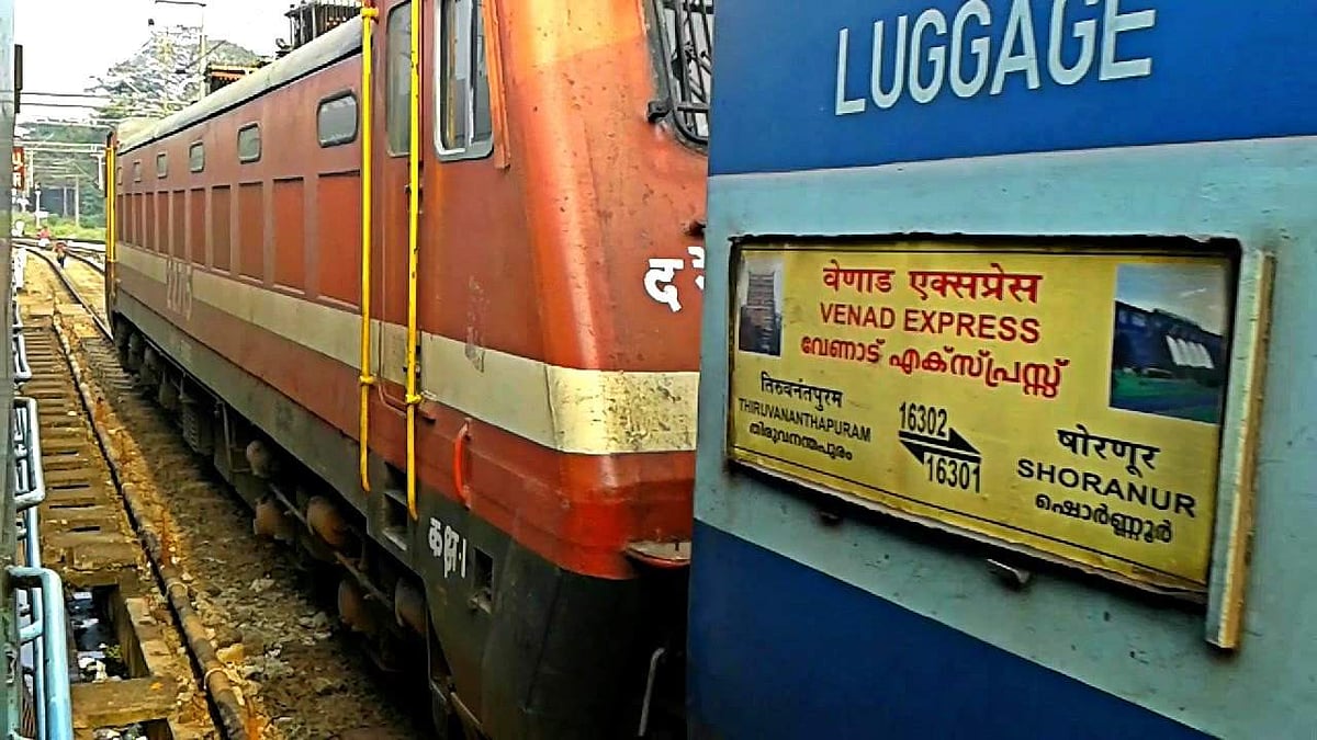 ഓടുന്നതിനിടയിൽ വേണാട് എക്സ്പ്രസിന്റെ എഞ്ചിൻ വേർപെട്ടു, അപകടം എറണാകുളത്ത്  
