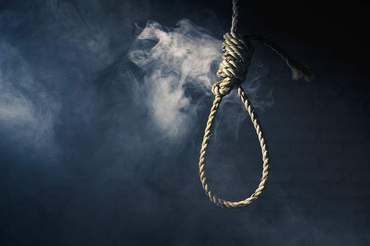 നഖം നീട്ടിവളര്‍ത്തി, വലിയ കമ്മല്‍ ധരിച്ചു; പ്രിന്‍സിപ്പല്‍ മുഖത്തടിച്ചു; പത്താം ക്ലാസുകാരി വീട്ടില്‍ തൂങ്ങിമരിച്ച നിലയില്‍