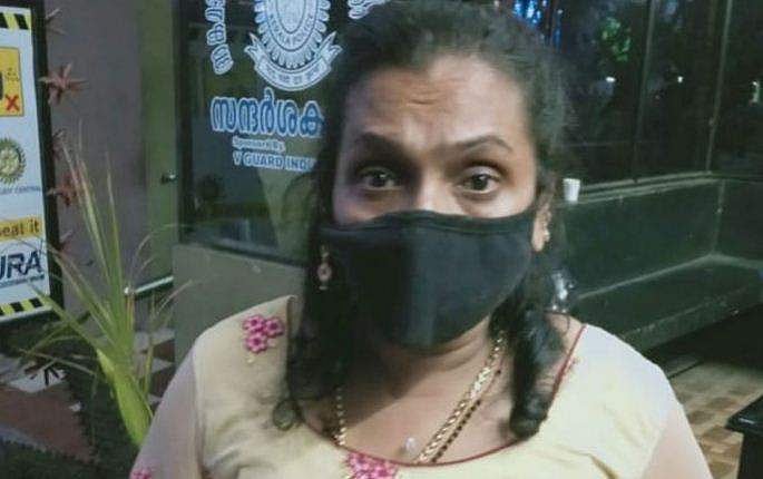 സ്‌കൂട്ടര്‍ യാത്രക്കാരിയെ നടുറോഡില്‍ ഇടിച്ചുവീഴ്ത്തി; വസ്ത്രങ്ങള്‍ വലിച്ചുകീറി
