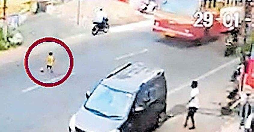 പന്തെടുക്കാൻ റോഡിലേക്കോടിയ രണ്ടുവയസുകാരൻ കെഎസ്ആർടിസി ബസിന് മുന്നിൽ; രക്ഷപെട്ടത് തലനാരിഴയ്ക്ക് 