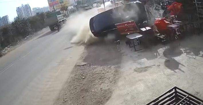 കുട്ടി ഡ്രൈവര്‍ക്ക് വാഹനം കിട്ടിയതിന്റെ ആവേശം, നിയന്ത്രണം വിട്ട് കാര്‍ തലകുത്തനെ മറിഞ്ഞു; കെട്ടിടത്തിലേക്ക് ഇടിച്ചുകയറി (വീഡിയോ)
