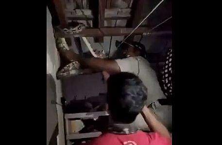 വീടിന്റെ മേല്‍ക്കൂരയില്‍ 'കൂറ്റന്‍' പെരുമ്പാമ്പ്; ഒടിഞ്ഞ കാലുമായി രക്ഷാപ്രവര്‍ത്തനം നടത്തി കോണ്‍സ്റ്റബിള്‍ (വീഡിയോ)