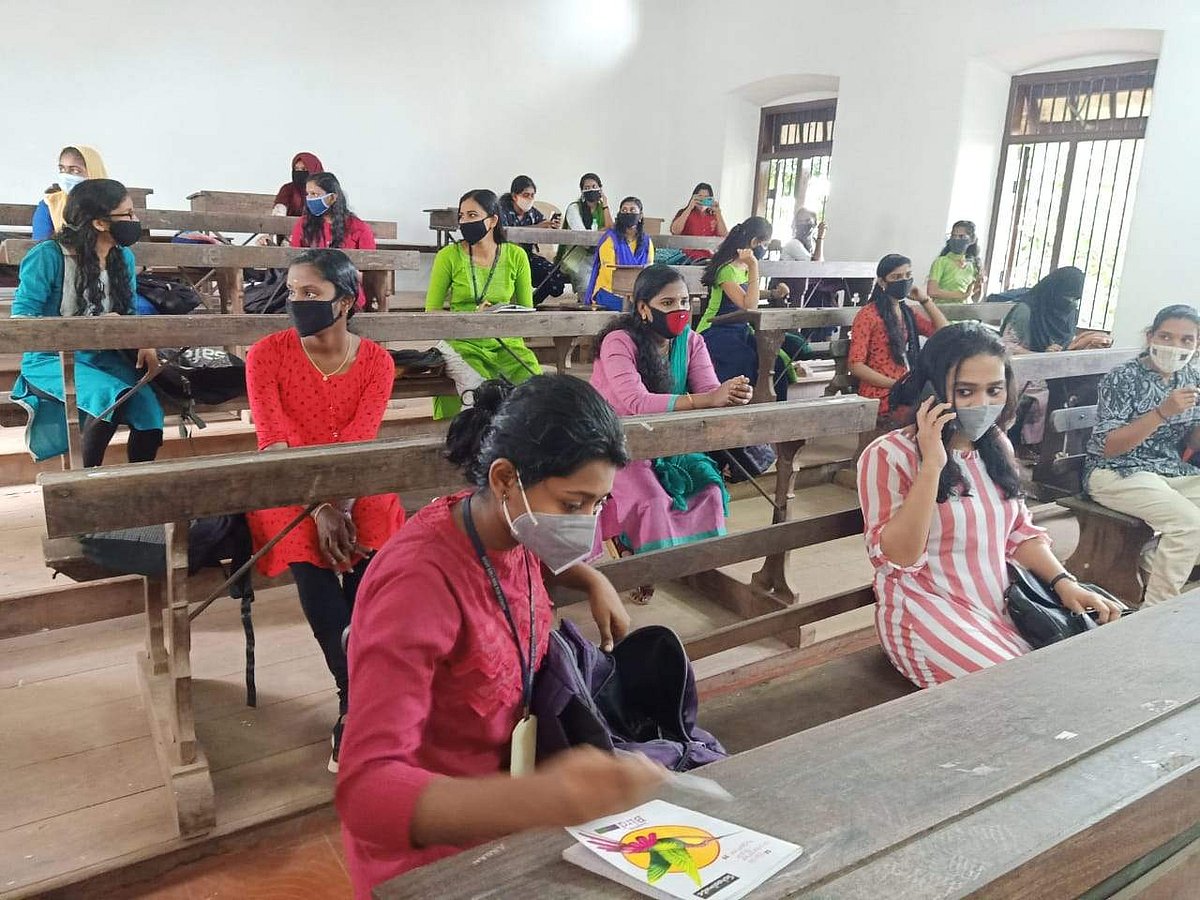 അകലം പാലിച്ച്, മാസ്ക് വെച്ച് വിദ്യാര്ത്ഥികള്; ക്യാമ്പസുകള് വീണ്ടും സജീവം (വീഡിയോ)