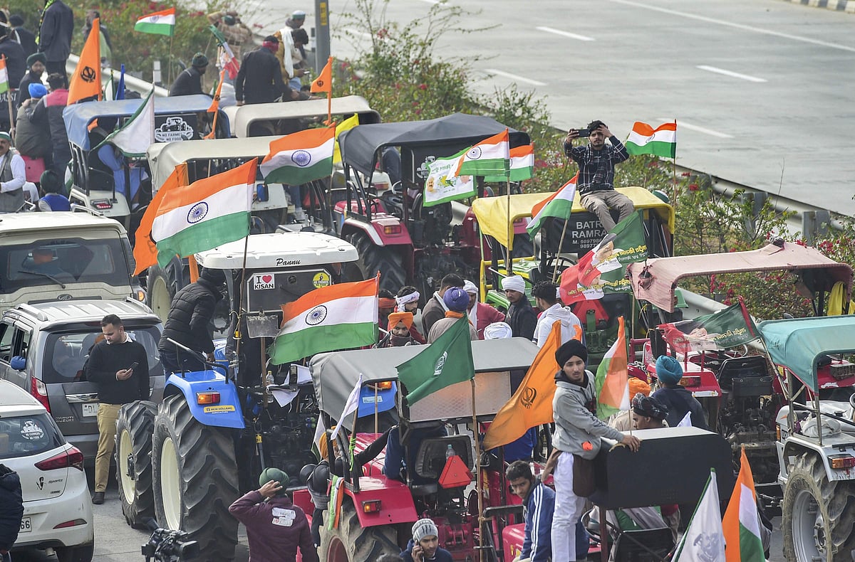ഇത് ചെറിയ റിഹേഴ്‌സല്‍!; എക്‌സ്പ്രസ് ഹൈ വേ കീഴടക്കി ദേശീയ പതാകയേന്തിയ ട്രാക്ടറുകള്‍, '26ന് കാണാമെന്ന്' കര്‍ഷകര്‍ (ചിത്രങ്ങള്‍)
