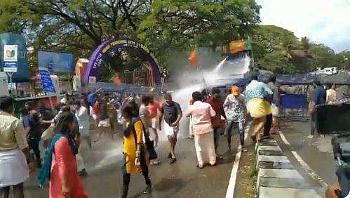 സ്പീക്കറുടെ രാജി ആവശ്യപ്പെട്ട് യുവമോര്‍ച്ച പ്രതിഷേധം, പൊലീസ് ജലപീരങ്കി പ്രയോഗിച്ചു ( വീഡിയോ)