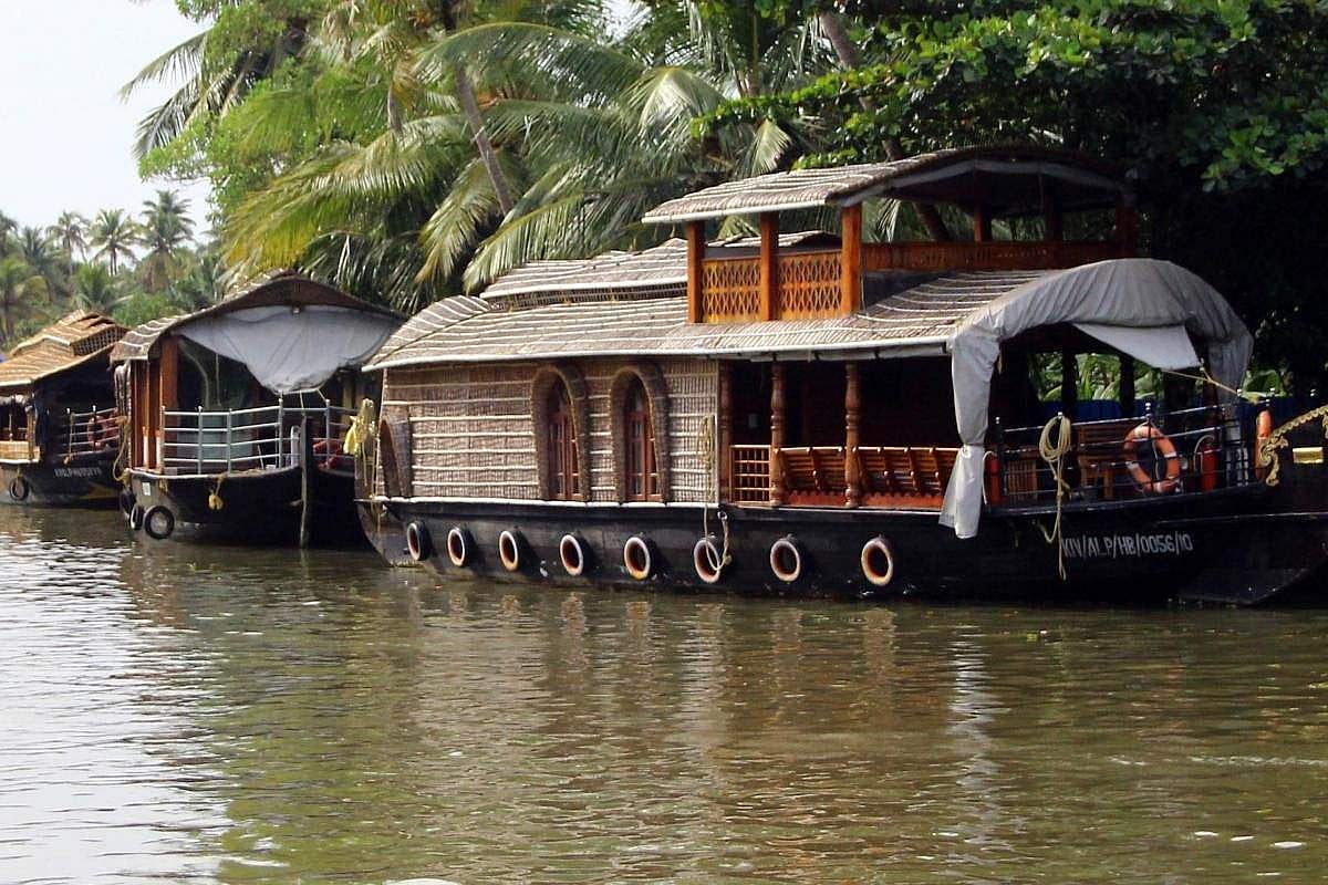 കുട്ടനാട്ടില്‍ ഹൗസ്‌ബോട്ട് മുങ്ങി; യാത്രക്കാര്‍ രക്ഷപ്പെട്ടത് തലനാരിഴയ്ക്ക്