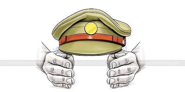 രാത്രി ഒരുമണിക്ക് വീട്ടില്‍നിന്ന് പിടിച്ചുകൊണ്ടുപോയി; യുവാവിനെ മൂത്രം കുടിപ്പിച്ചു, എസ്‌ഐയ്ക്ക് സസ്‌പെന്‍ഷന്‍