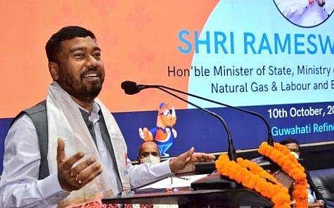 എല്ലാവർക്കും സൗജന്യ വാക്​സിൻ എടുക്കണ്ടേ? ഇന്ധന വില കൂട്ടുന്നതിന് വിചിത്ര വാദവുമായി കേന്ദ്ര പെട്രോളിയം സഹമന്ത്രി 
