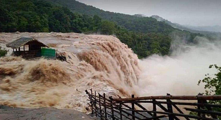സംസ്ഥാനത്ത് പെരുമഴ ; മൂന്നു മരണം ; നിരവധി ഡാമുകള്‍ തുറന്നു ; നദികള്‍ കരകവിഞ്ഞൊഴുകുന്നു ( വീഡിയോ)