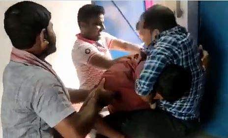 'പ്രിൻസിപ്പൽ ആകണം'- അധ്യാപകനും അധ്യാപികയുടെ ഭർത്താവും തമ്മിൽ പൊരിഞ്ഞ അടി! (വീഡിയോ)