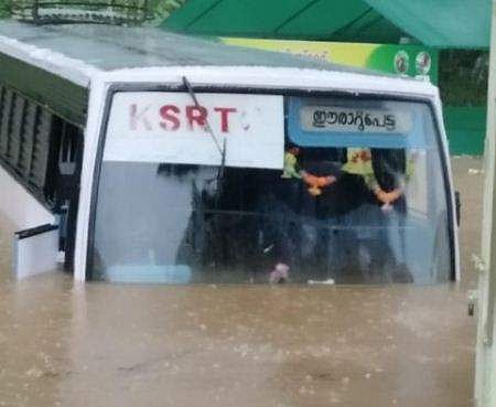 യാത്രക്കാരുമായി പോയ കെഎസ്ആര്‍ടിസി ബസ് വെള്ളത്തില്‍ മുങ്ങി ( വീഡിയോ)