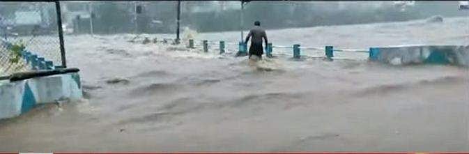 പെരുമഴ, ചെറുമേഘവിസ്‌ഫോടനങ്ങള്‍; പ്രളയഭീതിയില്‍ കേരളം ; നദികള്‍ കരകവിയുന്നു ; റെഡ് അലർട്ട്