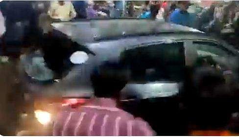 വീണ്ടും നടുക്കുന്ന വീഡിയോ; പാഞ്ഞു വന്ന കാര്‍ ആള്‍ക്കുട്ടത്തിലേക്ക് ഇടിച്ചുകയറി; 3 പേര്‍ക്ക് പരിക്ക്