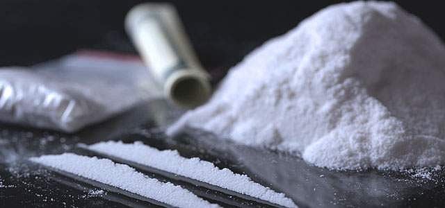 നെടുമ്പാശേരി വിമാനത്താവളത്തില്‍ അഞ്ചരക്കോടിയുടെ കൊക്കെയ്ന്‍ പിടികൂടി; വാങ്ങാനെത്തിയ യുവതിയും പിടിയില്‍