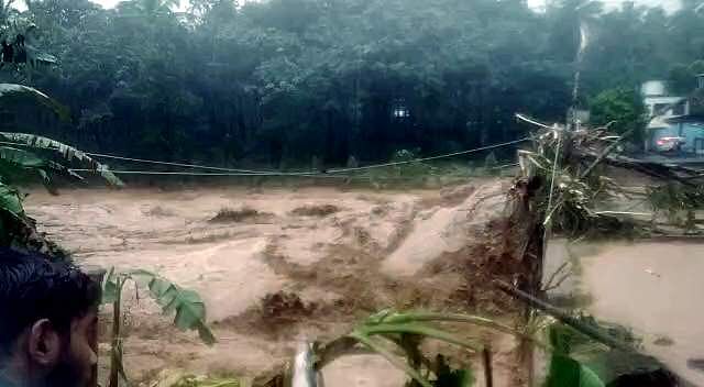 ഇനിയും കണ്ടെത്താനുള്ളത് 17 പേരെ, ഹെലികോപ്റ്ററുകൾ എത്തും; കൂട്ടിക്കലിലും കൊക്കയാറിലും രക്ഷാപ്രവർത്തനം തുടരുന്നു